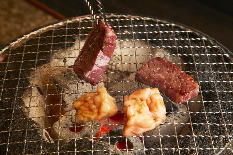 卓上にセットされた七輪を使い炭火で焼くスタイル。「上ハラミ」600円、「アカセン」380円。