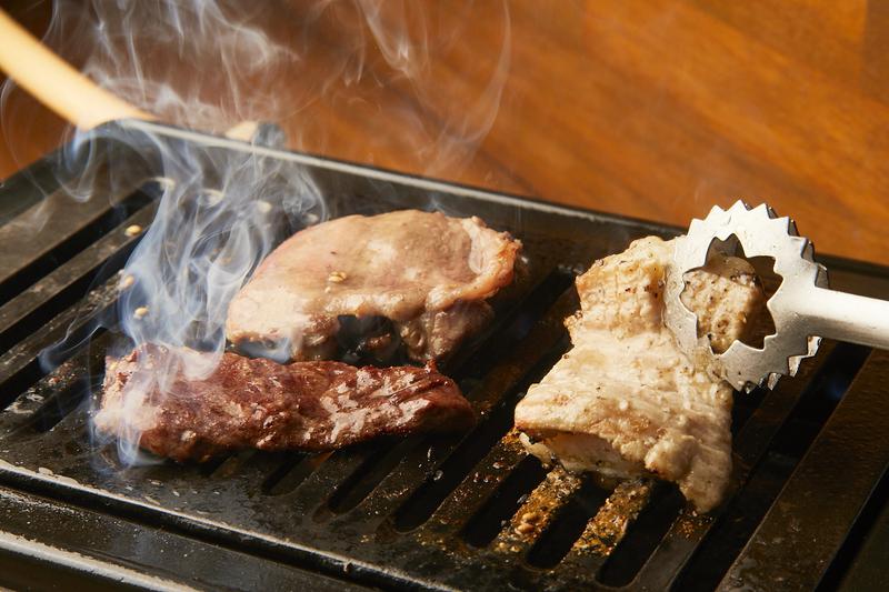 食べやすさにも気を遣いながら厚切りされたホルモン。「ハラミ」、「塩テッチャン」ともに500円。