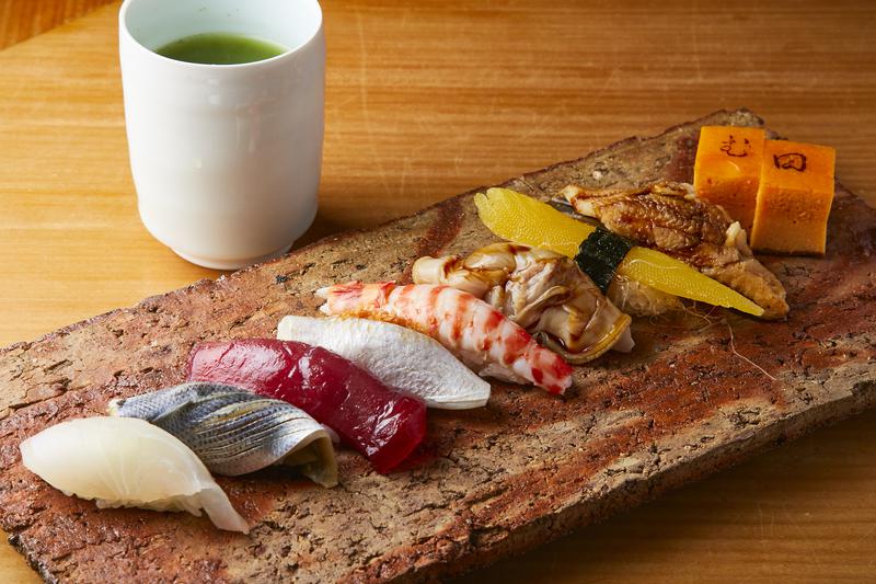 鮨 む田/鯛の昆布締め、光り物のコハダや春子、煮ハマグリに蒸し穴子とクリエイティビティほとばしる江戸前×関西鮨の握り9貫(取材時6000円)。