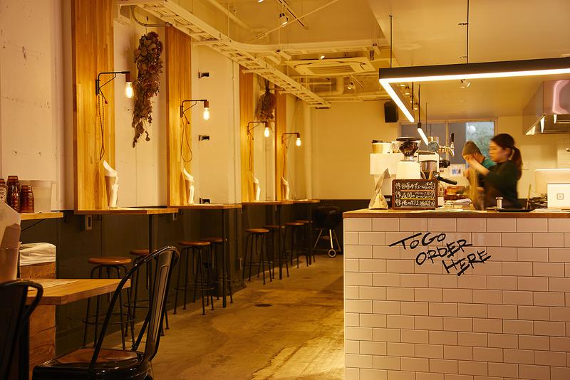 YES BURGER(イエスバーガー)/打ちっぱなしの壁や配管むき出しの天井が、無骨なアメリカンを感じさせます。ビールの気分じゃない時は、江坂の人気店「ヒロコーヒー」の深入りコーヒーを。