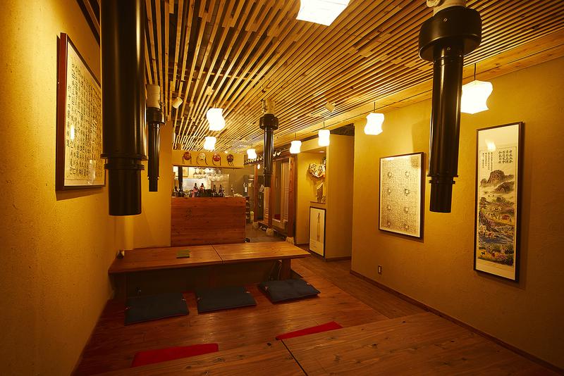 韓味一朴邸/節のある木材を多用する、韓国の伝統的な建築法を用いた内装。完全予約制ゆえ、韓国でもトップクラスの宮廷料理をゆっくりと楽しめます。