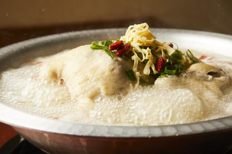 韓味一朴邸/1kg超の鶏を使った名物の参鶏湯。鍋の真ん中で圧倒的な存在感を放ち、コチラのテンションもアガりっぱなしです!
