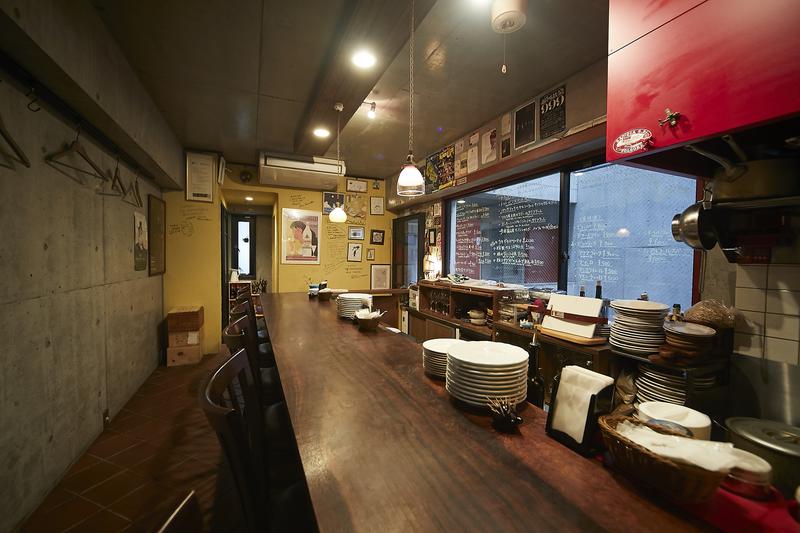Osteria La Cicerchia(オステリア ラチュルキア)/ステンドグラス風の扉を開くと、イタリアの陽気な風土を感じるビビッドカラーを随所に散りばめた空間が広がっています。