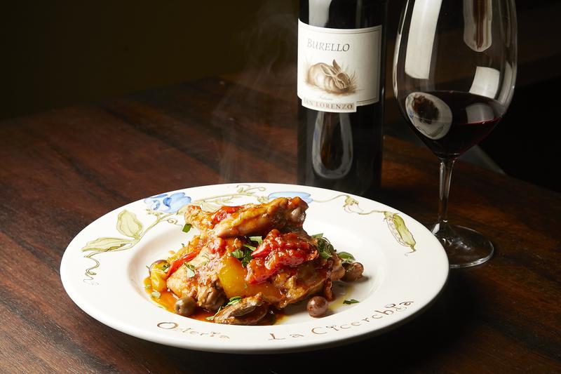 Osteria La Cicerchia(オステリア ラチュルキア)/トマトと一緒に煮込んだウサギのポタッキオ2200円(税込)は程良い酸みが魅力。特に肝が濃厚な味わいで、サン・ロレンツォのブレッロ ロッソ・ピチュール 5000円(税込)が持つタンニンの余韻と相性抜群。