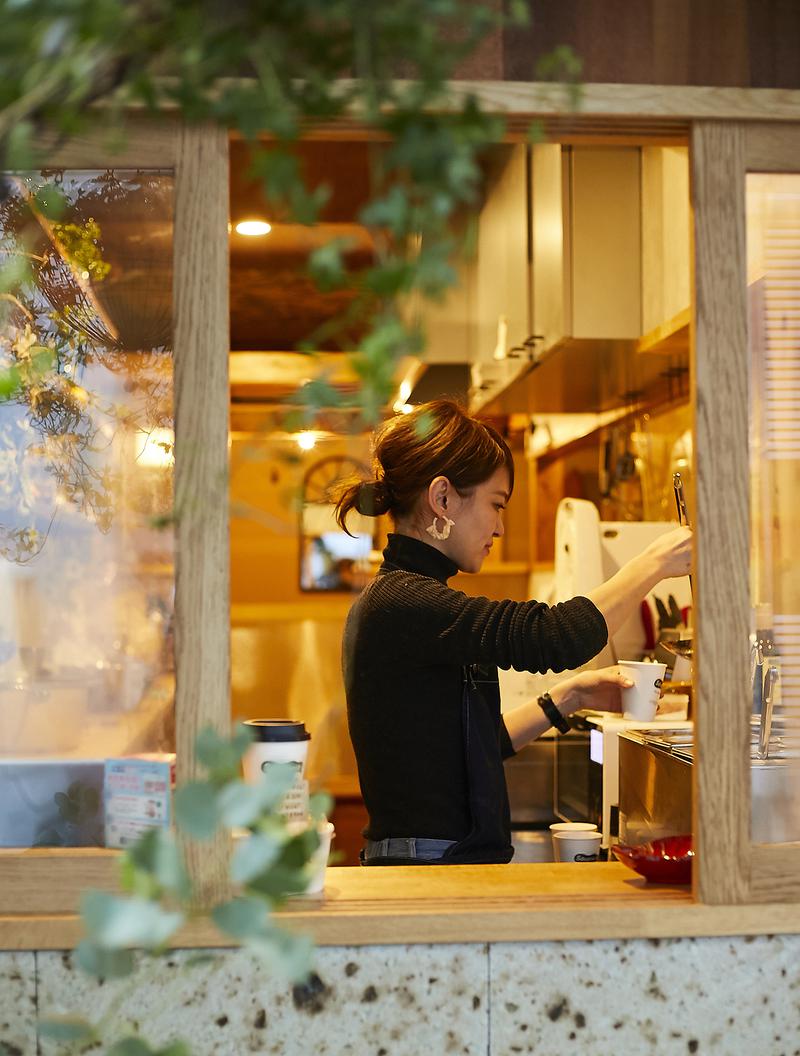 Soupteria(スープテリア)/ナチュラルな雰囲気の店内は、スープの優しい味わいを表しているかのよう。美人オーナーゆえ、つい見とれていると隣の彼女が拗ねますよ(笑)。