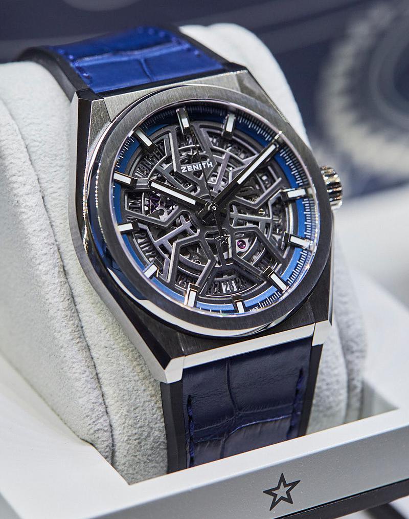 「デファイ クラシック」自動巻き、チタンケース(41mm)、アリゲーターストラップ、10気圧防水。78万円/ゼニス