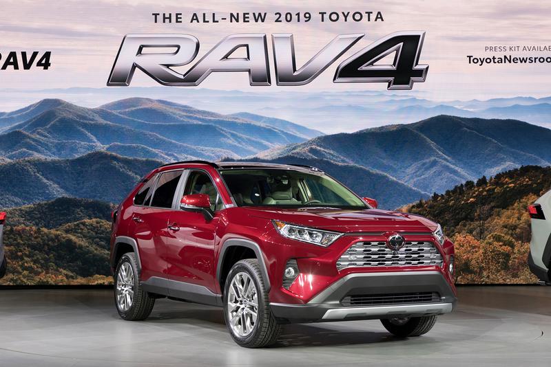 新型トヨタRAV4(日本には2019年導入予定)はホイールベースが現行モデルより30mm伸び、全長は5mm短くなっている