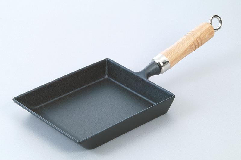 IWACHU「玉子焼(木柄付)」4320円(税込)。内寸18×15cm、深2.8cm。W36×D15.5×H7cm重量 約1.3㎏