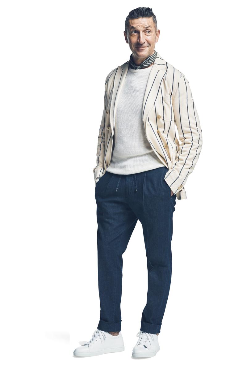 デニム2万3000円/ジャブス アルキヴィオ(ビームス ハウス 丸の内)、ジャケット8万8000円/ザ・ジジ、スカーフ7800円/アルテア(ともにアスティーレ ハウス)、ニット2万8000円/アンドレア フェンツィ(ビームス ハウス 丸の内)、靴4万円/パント フォラドーロ(カメイ・プロアクト)