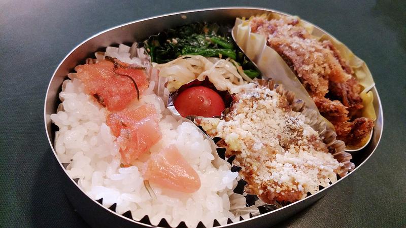 2018年5月1日、332個めの弁当。「牛肉のミルフィーユチーズカツ。ポテトと挽肉のグラタン。モヤシとほうれん草のナムル。プチトマト。昆布明太子乗せご飯。連休の中日は親子ともに会社と学校。こっちは休むという選択肢もあるが、彼女にはないのが辛いね。製作所要時間30分」(柏原氏のインスタより)