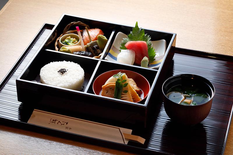 「松花堂弁当」2484円(税込)。おつくり、煮物、魚など旬の食材を使ったお品が取り合わせになっています。取材時には旬のタケノコを使った献立が登場。出汁の香りが豊かなお吸い物もついていて、これがまた美味しい。※内容、食材は季節によって異なります。
