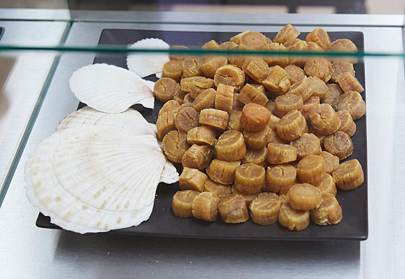 シウマイには国産ブタ肉をその日の朝工場で挽いたひき肉と、北海道産の玉ねぎ、一晩水でもどした干し貝柱を戻した水ごと混ぜいれる。