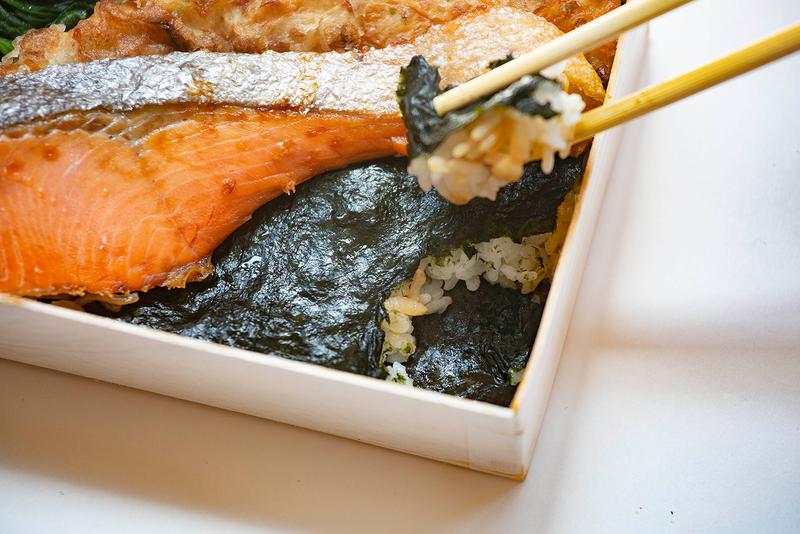 2層になった “ご飯+かつお節+海苔”の断面に、思わず頬がゆるみます。