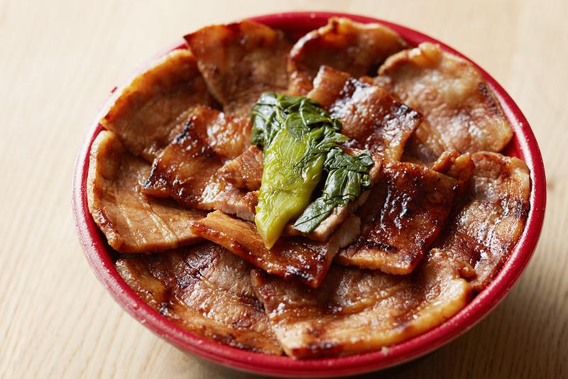 豚丼 810円(大、税込)。ほかに小(500円)、中(650円)もあります。秘伝のタレに2度漬けした、しっかりと厚みのある豚バラ肉は、2度焼くことで余分な油を落とし濃厚な旨味を凝縮。お米と頬張ればもう病みつきに。