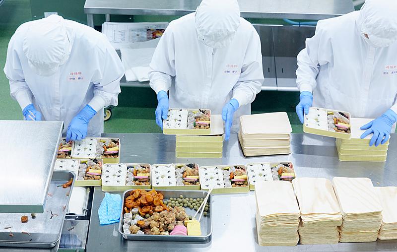 シウマイ弁当は1ラインに30人ほどが列となり、ごはんやおかずを順に詰めていきます。