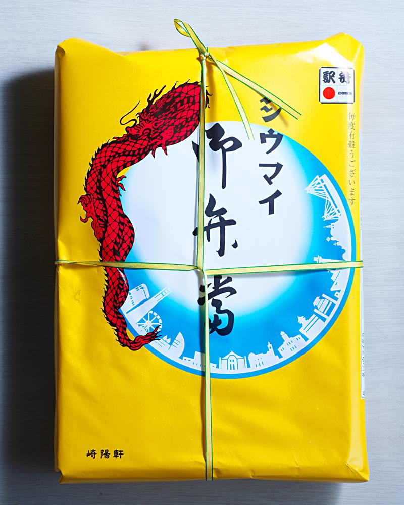 横浜工場で製造されたものは昔ながらの掛け紙にヒモがかけられています。でも……