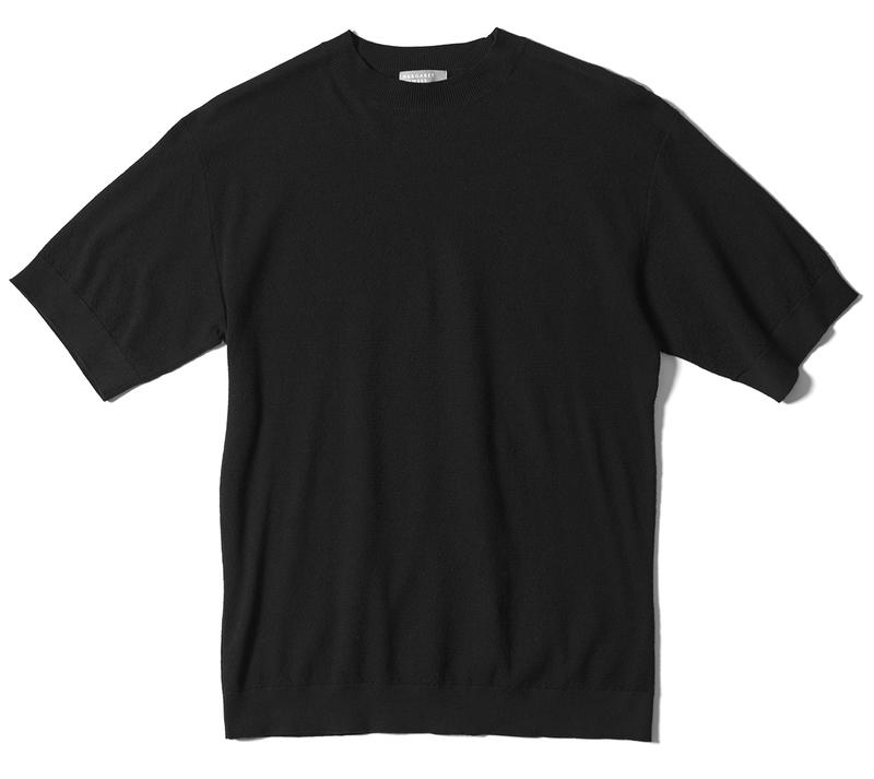 黒ニットTシャツ1万8000円/マーガレット・ハウエル(アングローバル)
