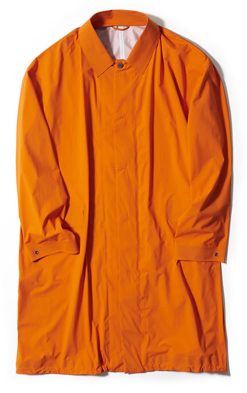 コート4万3000円/デサント ポーズ(デサント ブラン 代官山)
