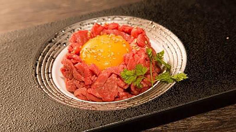 『極みのユッケ』(塩だれ or 秘伝のタレ)1329円(税込)。卵黄にからめば生肉ならではのなめらかさがより際立つ味わいです。