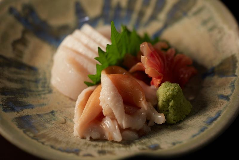 この日のお刺身3品は愛知県産の平貝、岩手県産の石垣貝(トリ貝に似ている)、赤貝の3種。2400円