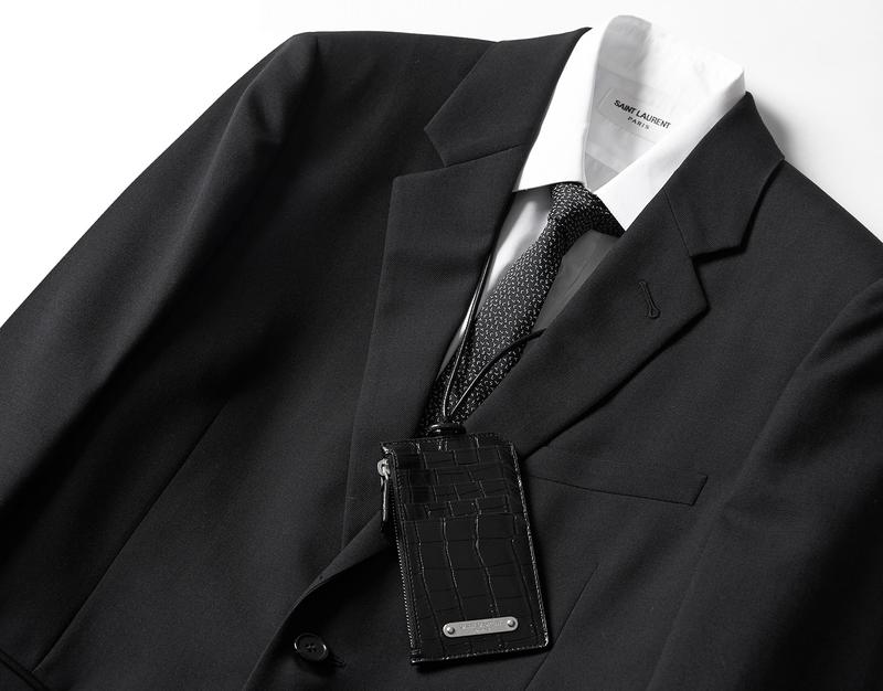 ネックウォレット4万2000円、スーツ35万円、シャツ6万5000円、タイ2万5000円/すべてサンローラン(イヴ・サンローラン)