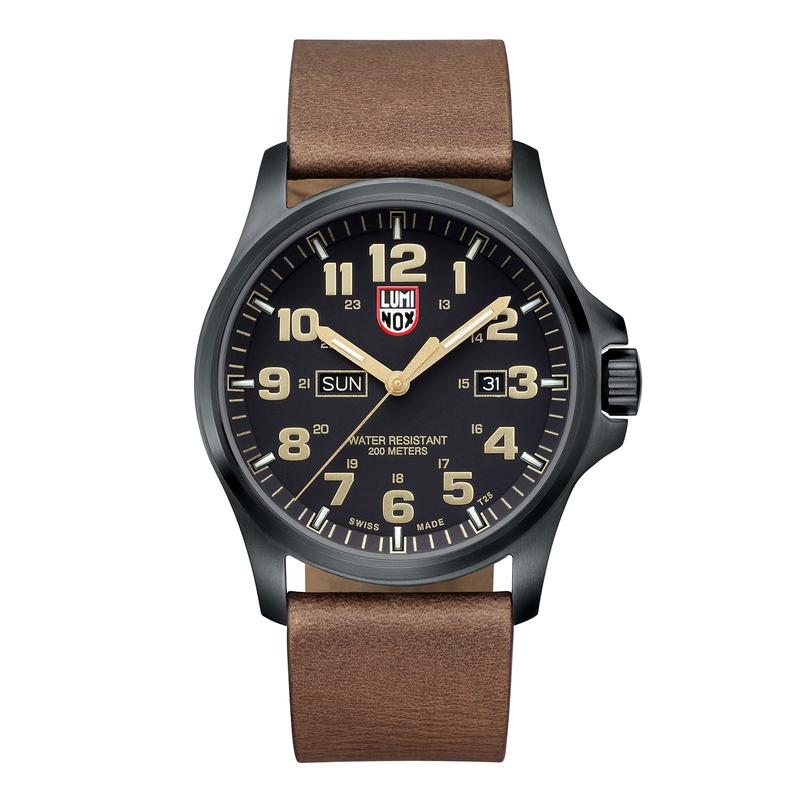 「アタカマ フィールド デイデイト 1920」クォーツ、SSケース(44mm)、レザーストラップ。7万8000円/ルミノックス