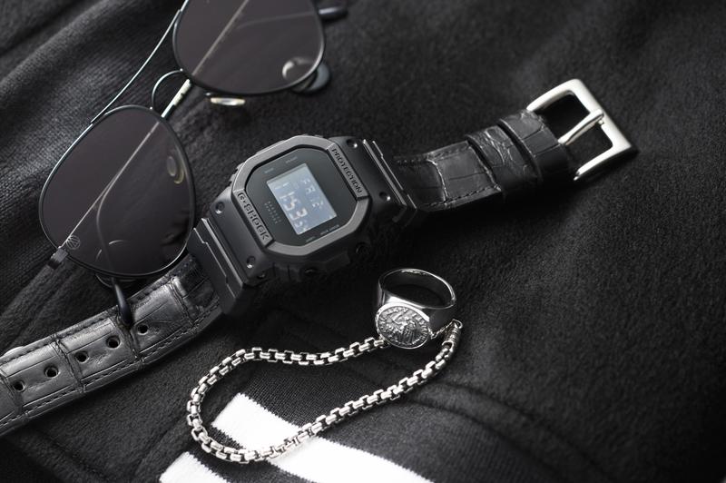 「G-SHOCK × BARNEYS NEW YORK 限定ウォッチ」デジタル、ラバーケース(42mm)・アリゲーターストラップ、3万6000円/G-SHOCK×バーニーズ ニューヨーク(バーニーズ ニューヨーク カスタマーセンター)、ブルゾン35万円/ルシアン ペラフィネ(ルシアン ペラフィネ 東京ミッドタウン店)、サングラス4万6000円/オット・ミラ・メトリ(グローブスペックス ストア)、リング6万1000円、ブレスレット3万円/ともにトムウッド(ステディ スタディ)