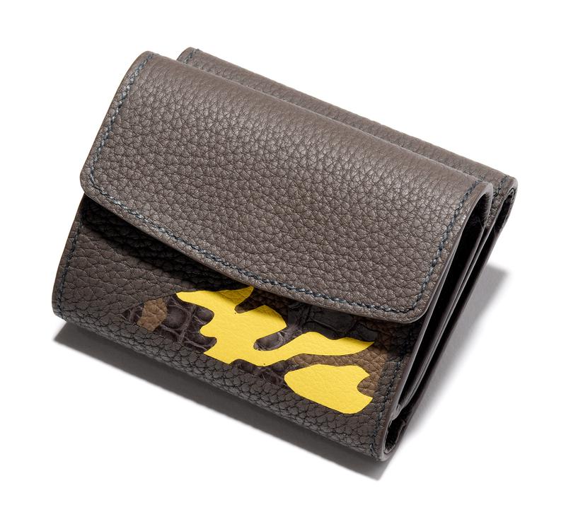 ベージュ、カモフラ柄三つ折りコンパクトウォレット5万8000円/メゾンタクヤ(ファーレ)